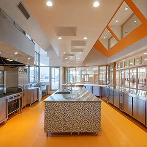 星の森保育園 カラフルで楽しげなデザインの調理室内。