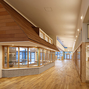 星の森保育園 調理室前廊下。建物内にお家があるような、屋根付きの楽しげなデザインの調理室。