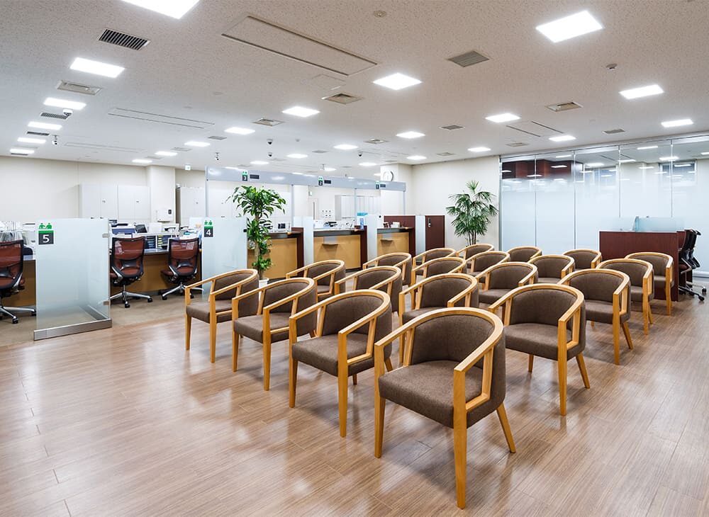 東邦銀行（桑野・西ノ内支店）１階 ロビー・営業室／広々とした空間が広がり、ゆったりと過ごすことができる。