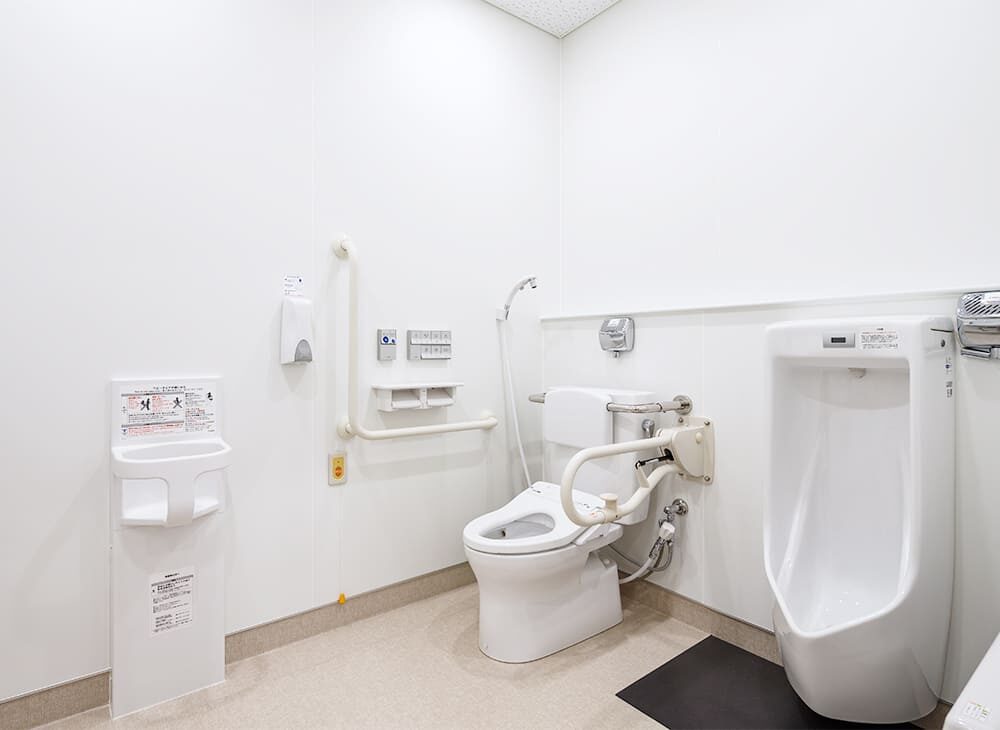 東邦銀行（桑野・西ノ内支店）１階 多目的トイレ／お子様連れの方なども安心の多目的トイレ。