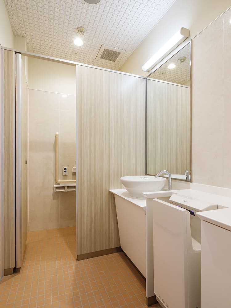 王子建設　法人施設施工事例　女子トイレ