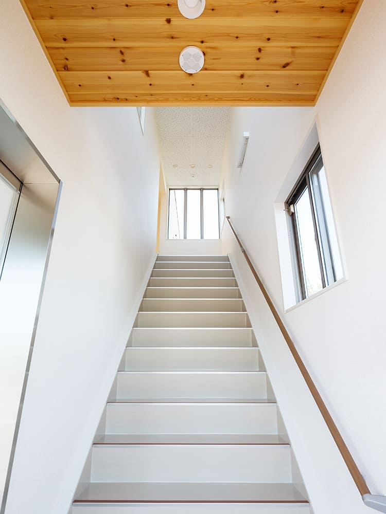 王子建設　法人施設施工事例　階段